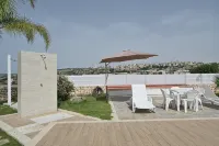 Elegant, fully equipped studio apartment with pool (shared
