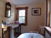 Bower Cabin- Cabin in woods on a remote pond, Romantic getaway, Green living! - Alphydda