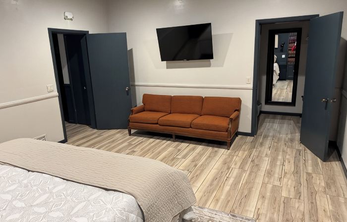 The Lawft, Suite 2, 2 King beds each with own bathroom, No Clean fees or stairs!