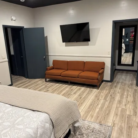 The Lawft, Suite 2, 2 King beds each with own bathroom, No Clean fees or stairs!