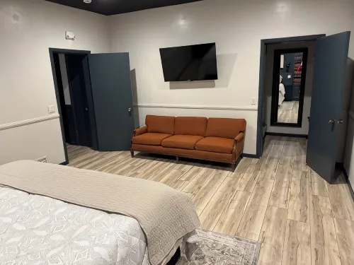 The Lawft, Suite 2, 2 King beds each with own bathroom, No Clean fees or stairs!
