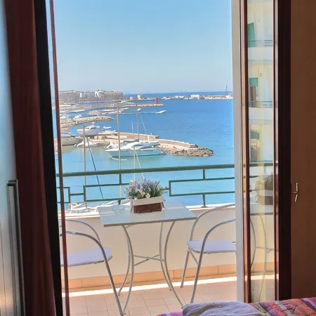Seafront apartment. 3 double beds and 3 bathrooms