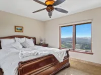 Breathtaking retreat in the wine country on the ranch with goats you can pet! 포웨이 호텔