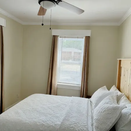 Five-bedroom house with WiFi, AC in fabulous Hays