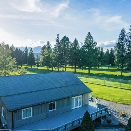 Sleeps up to16! Family Friendly! Newly Renovated, steps from the Golf Course! Отели в г. Либби