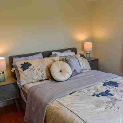 Your Perfect Beach Getaway Just a Block / 0.1 Mile Away! Rooms