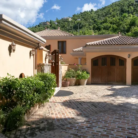 Villa Delfina- Private Beach! Spacious 5 Bedroom Villa in Lower Peter Bay!