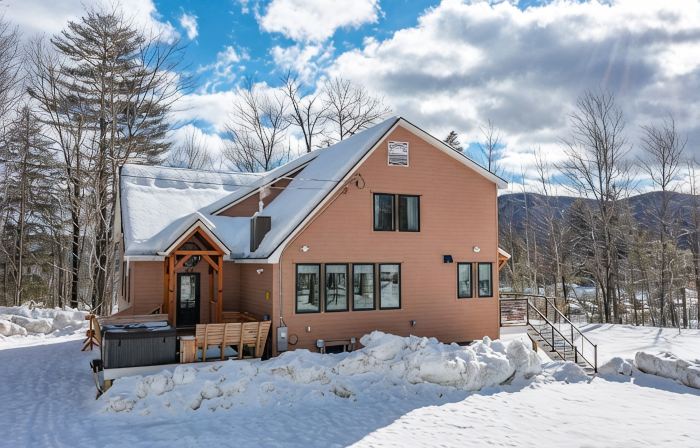 12 Bed, 6 Bath, 20 Guests STEPS from Sunday River w/ Hot Tub & Game Room