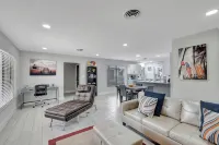 Gorgeous spacious  2bd 2bath sleeps 6 private yard, parking, gas grill, dogs ok