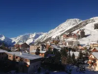 Spacious renovated apartment - 75m², at the foot of the slopes, ideal for families (baby equipment Hotéis em Vénosc