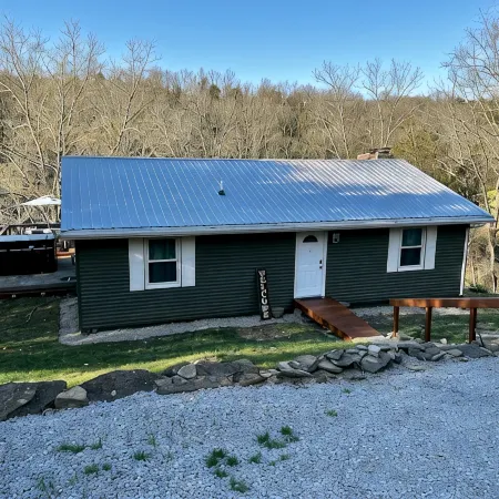 Peaceful Cabin in Cove on Williamstown Lake 7 miles from Ark Encounter