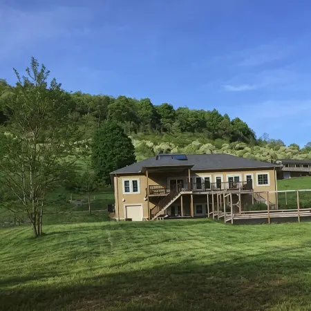 Hot Tub + Mtn Views • 6Br 3BA • ~15 Min to Psu