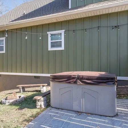 Cozy Cottage- Hot Tub/16 mi from Asheville/ Fire Pit/Arcade/Foosball