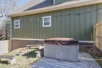 Cozy Cottage- Hot Tub/16 mi from Asheville/ Fire Pit/Arcade/Foosball - WiFi