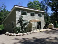 Amazing Dome! Panoramic Barrel Sauna! Hot Tub! Sleeps 6 Pet Friendly, Fire Place Hotels in Interlochen