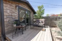 Adorable Bungalow w/ Private Patio Mins away from Downtown Rapid City - con encanto