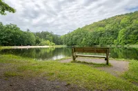 3BR Cabin Getaway: Hike & Swim Nearby! Modern, dog-friendly, wi-fi + king suite - Alphydda
