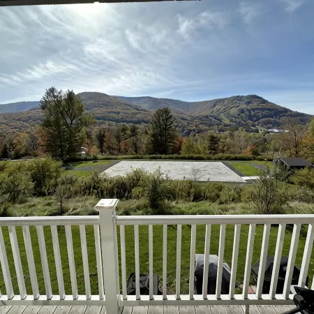 Luxury Hunter Mountain View Townhome -Pool-Fire Pit-Walk to Scribner’s-Sleeps 10