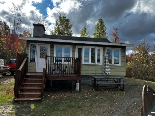 Cozy 2-bedroom cabin between Levering and Cheboygan on Lancaster Lake