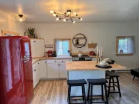 Downtown Bozeman Bungalow, pet friendly with private fenced yard