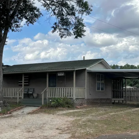 Charming 2-bedroom fishing cabin located near Lake Sam Rayburn