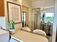 Hilo Studio Retreat with Gorgeous Park View, AC, WiFi, Pool