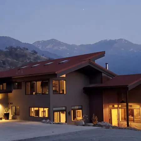 Matanah Meadows Farm, House Great for 2 Families, Sequoia National Park and Farm