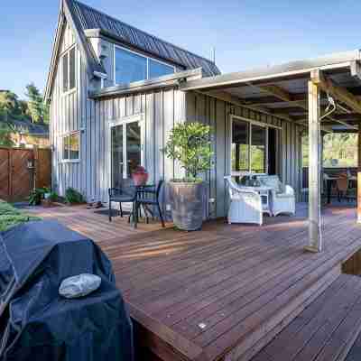 Cute Cottage with Hot Tub & Uninterrupted Lake Views Hotel Exterior