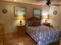 Charming Lakeside Cottage with Lakefront Deck - Homestays