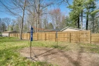 Lake George Getaway: Cozy cottage w/ kayaks, cornhole, Xbox, volleyball - 3 estrellas