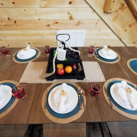 3 miles to Dollywood! Family size Cabin with Indoor Pool/Games, PS 5 & Hot tub
