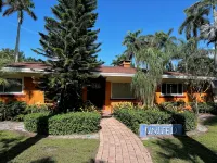 4-bedroom home off McGregor with guesthouse, pool and large yard in Fort Myers - Bungalows