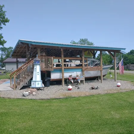 Spacious 3br cabin 4 blks from Leech Lake. All appliances and spectacular patio!