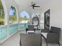 Spacious Home with pool, steps from the beach in Puerto Rico! Hotels in Vega Alta