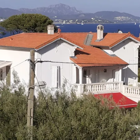 Small 30m2 house for 2 people on private property with swimming pool
