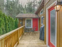 Mirror Lake Red Door Guest House-On Mirror Lake and 1.2 Miles from Main Street! Hotels in Highlands