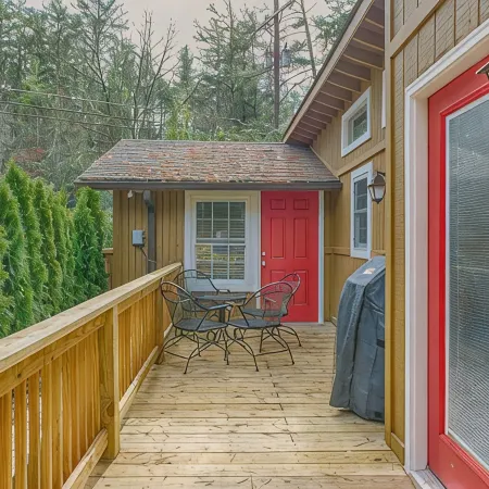 Mirror Lake Red Door Guest House-On Mirror Lake and 1.2 Miles from Main Street! Отели в г. Хайлендс