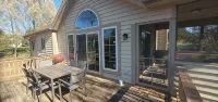 Rustic with a modern twist 3 bdr/3.5 bath chalet