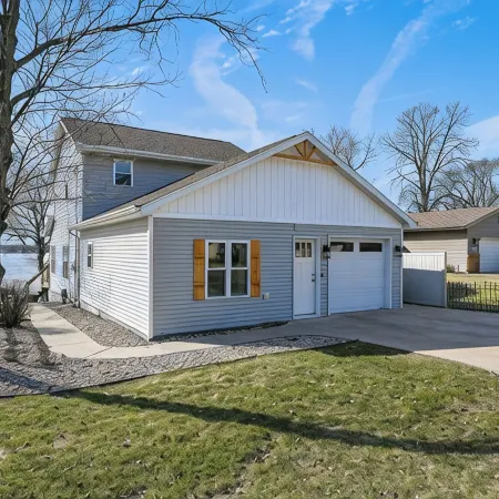 Lux Designer Lakefront Home with Views, Firepit, Dock, Kayaks, and up to 2 Dogs