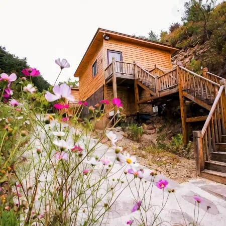 Wuling Mountain's Shouyuzirangjingba Guesthouse