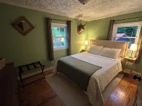 Creekfront Cabin • Fire Pit • Fenced Yard • Near Crabtree Falls - 무료 와이파이
