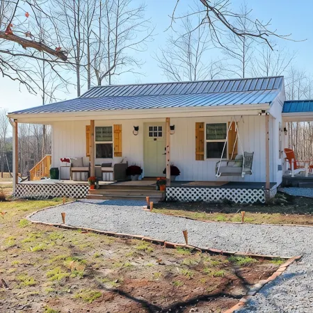 Enchanting 2 Bedroom Cottage, The Fox Den, 258 Acres, Farmville, VA