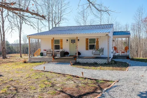 Enchanting 2 Bedroom Cottage, The Fox Den, 258 Acres, Farmville, VA - WiFi