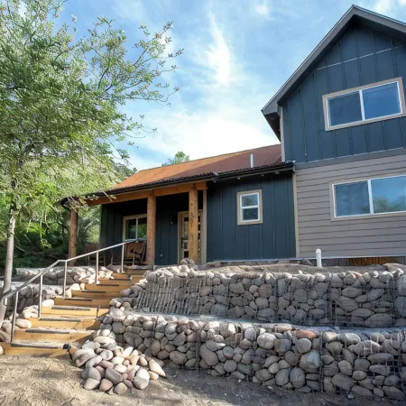 Cozy Cabin Between Town and Public Land, with Beautiful Views!
