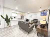 New 3 BR, Gated Parking, Sleep 8, Walk to BLVD 랭커스터 호텔