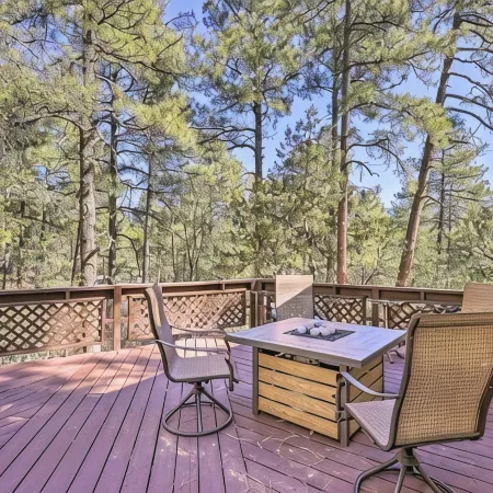 Spring Season Our Cabin Home Backing Preserve with Deck, Grill and Gas Fire Pit Отели в г. Пайн