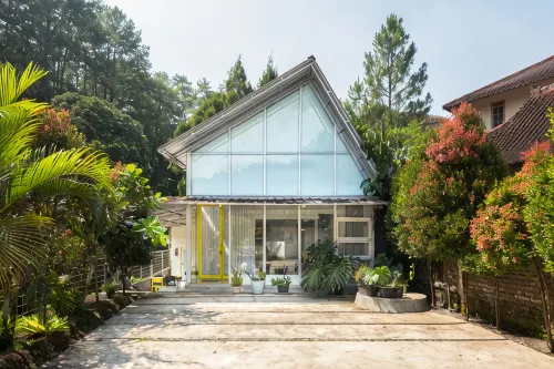 Yellow House Bandung - Villas