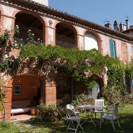 Very quiet apartment with garden in medieval residence in the heart of town