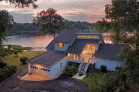 Luxurious large 3bd/2ba Home with Dock with beautiful sunset views