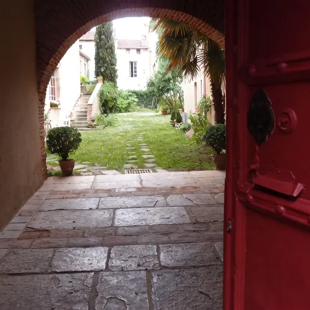 Very quiet apartment with garden in medieval residence in the heart of town